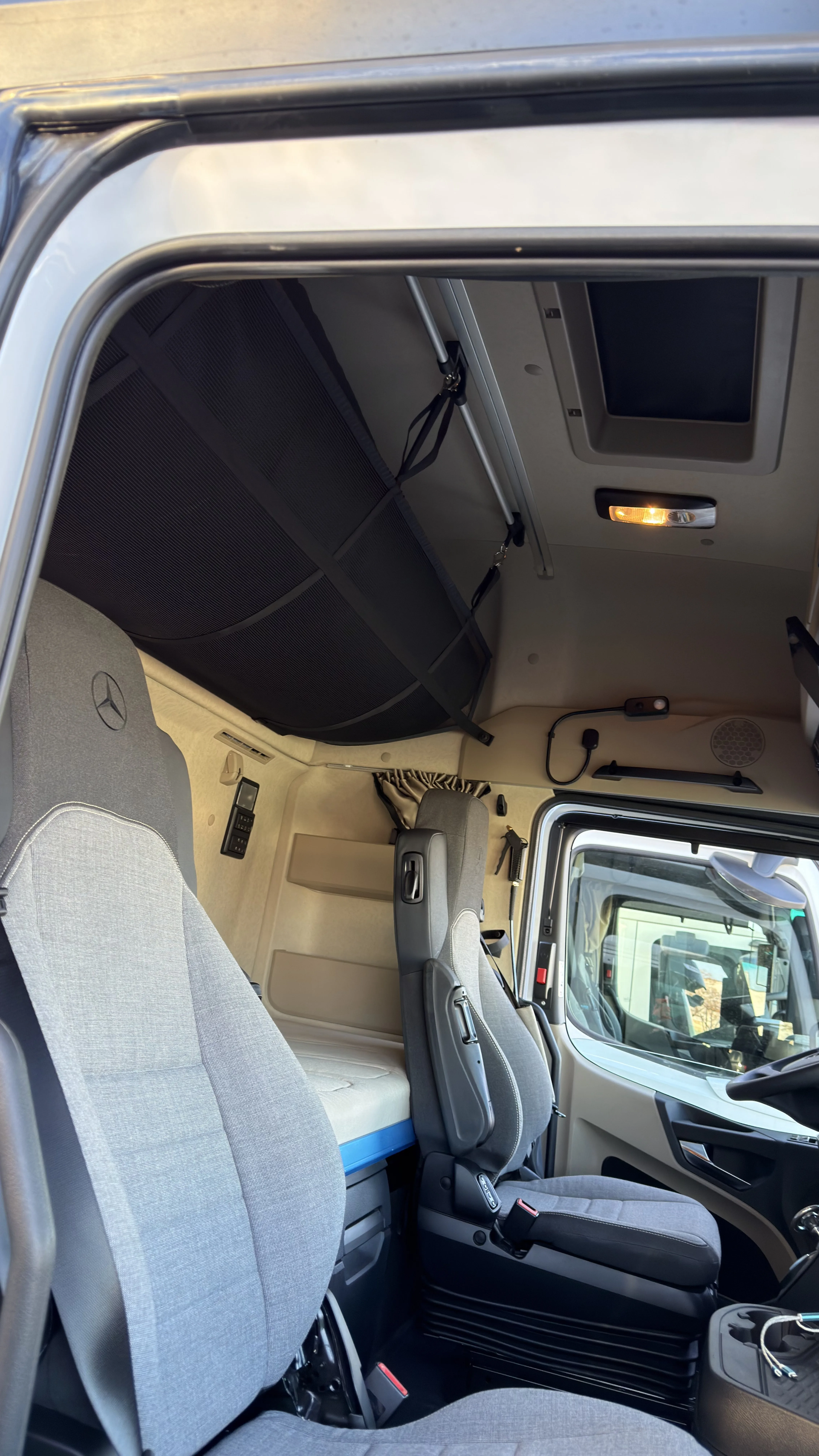 Interior cabina Mercedes — limpieza profesional de cabinas