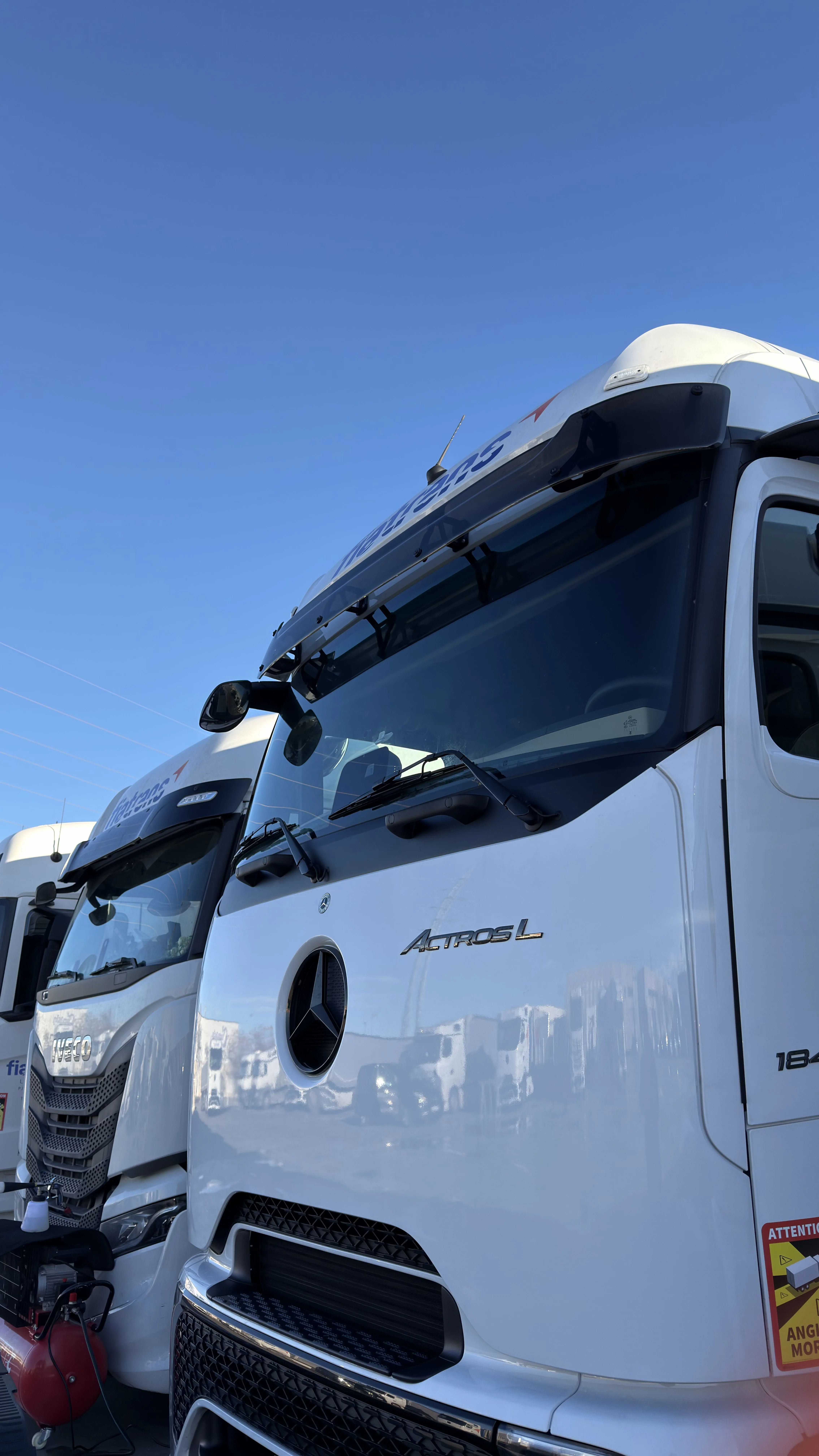 Flota de camiones Mercedes Actros limpios en exterior