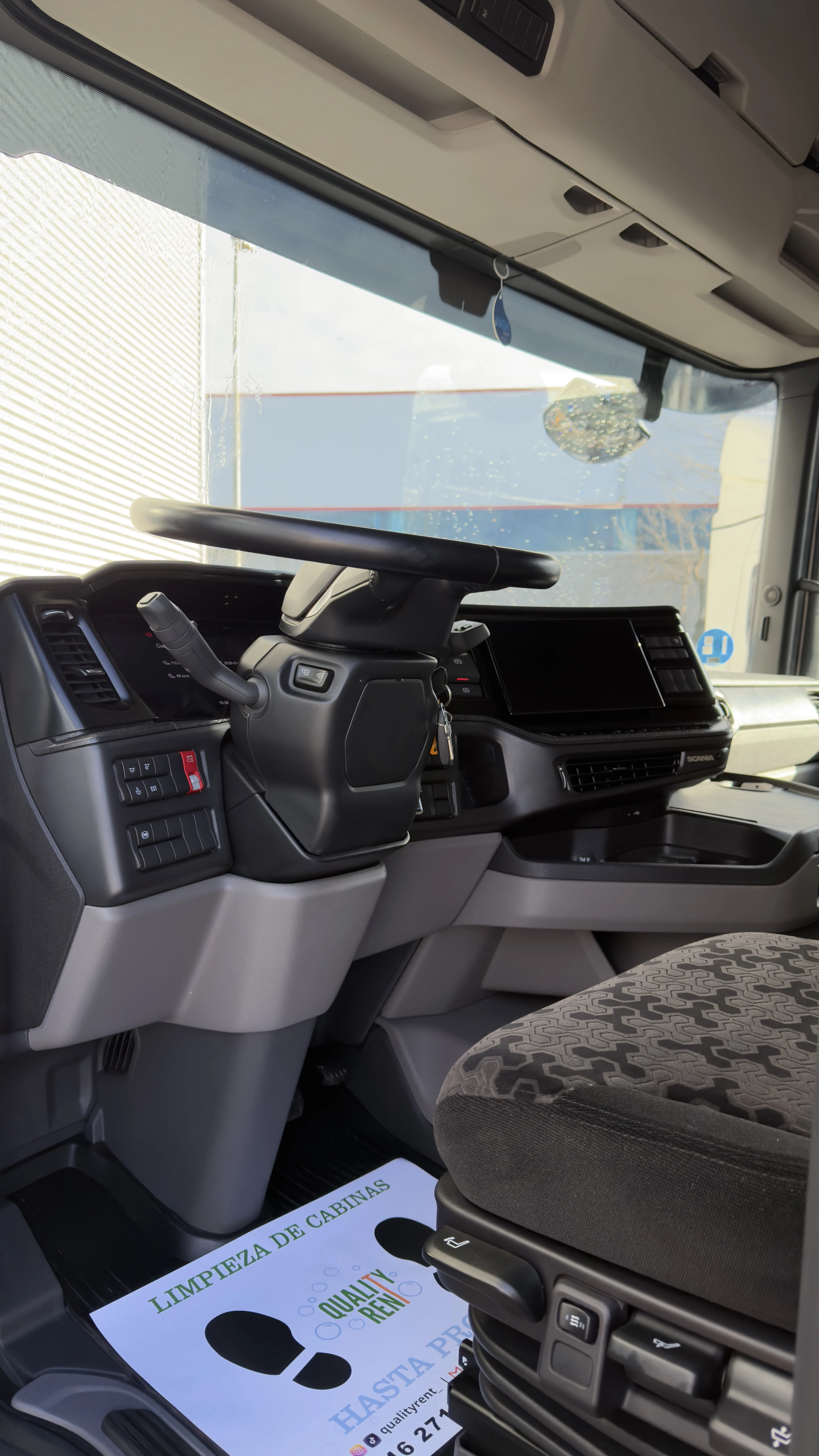 Interior de cabina de camión limpia — Servicio integral QualityRent