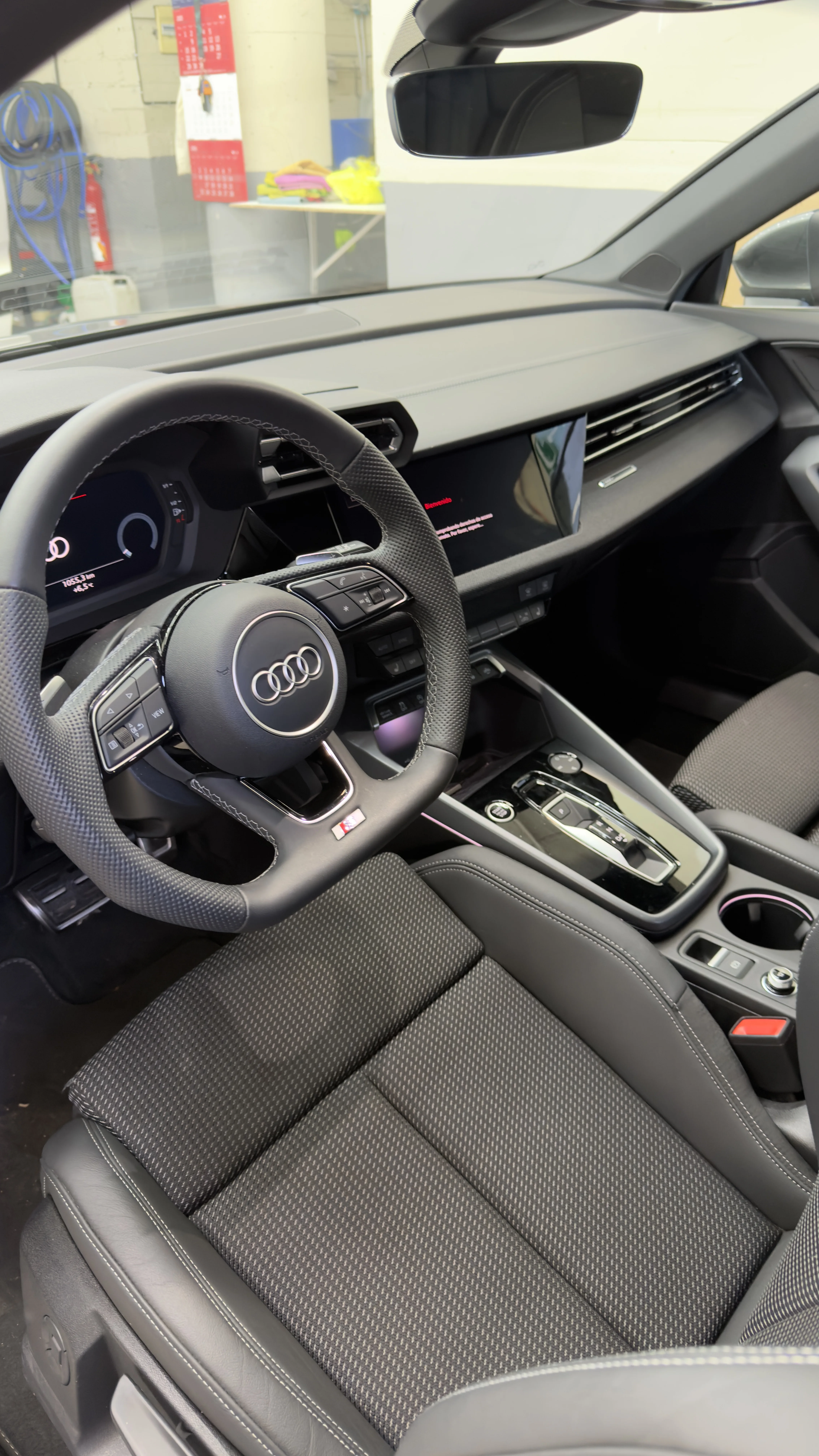 Interior Audi S3 tras limpieza integral