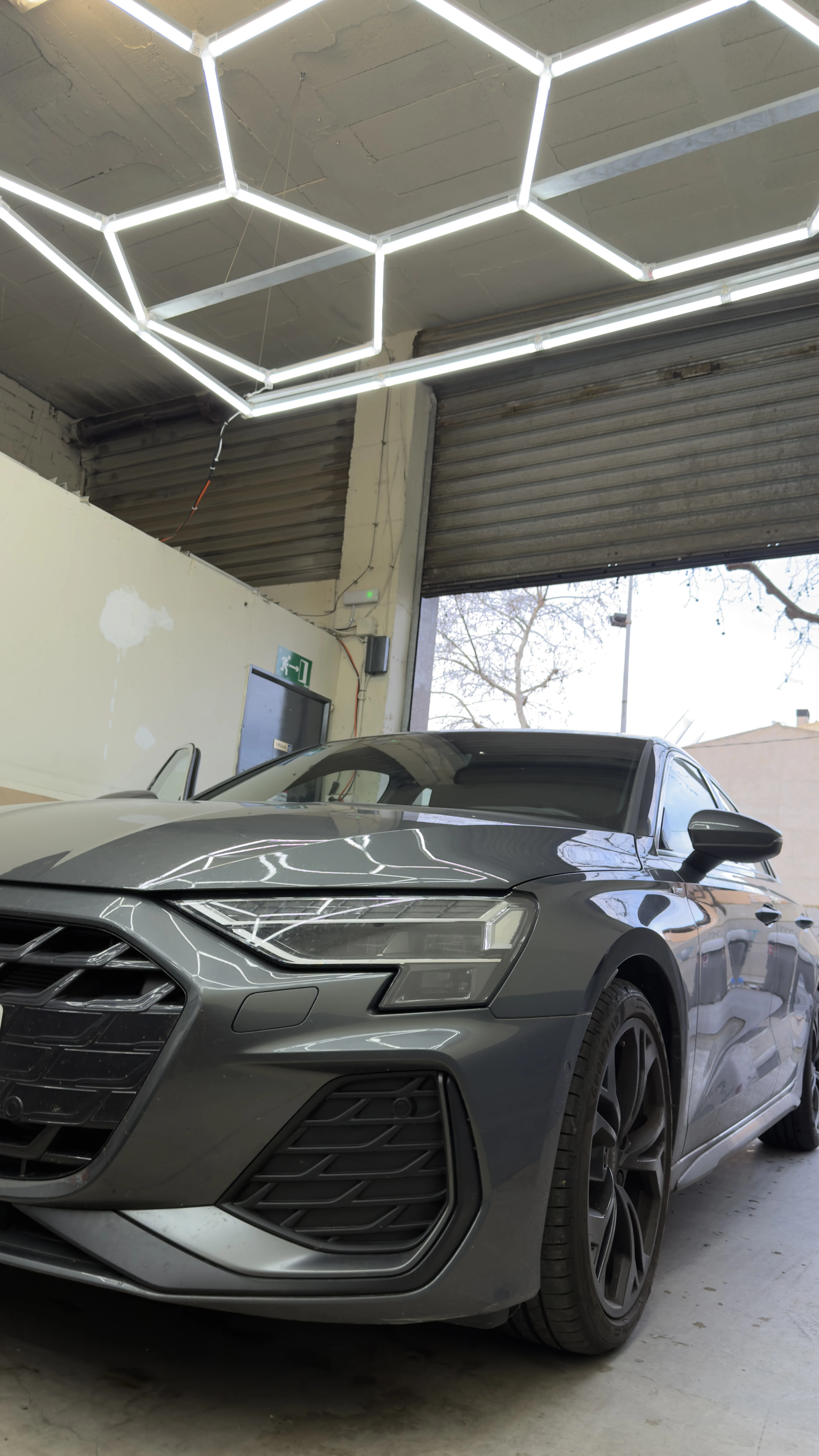 Audi exterior bajo luces hexagonales
