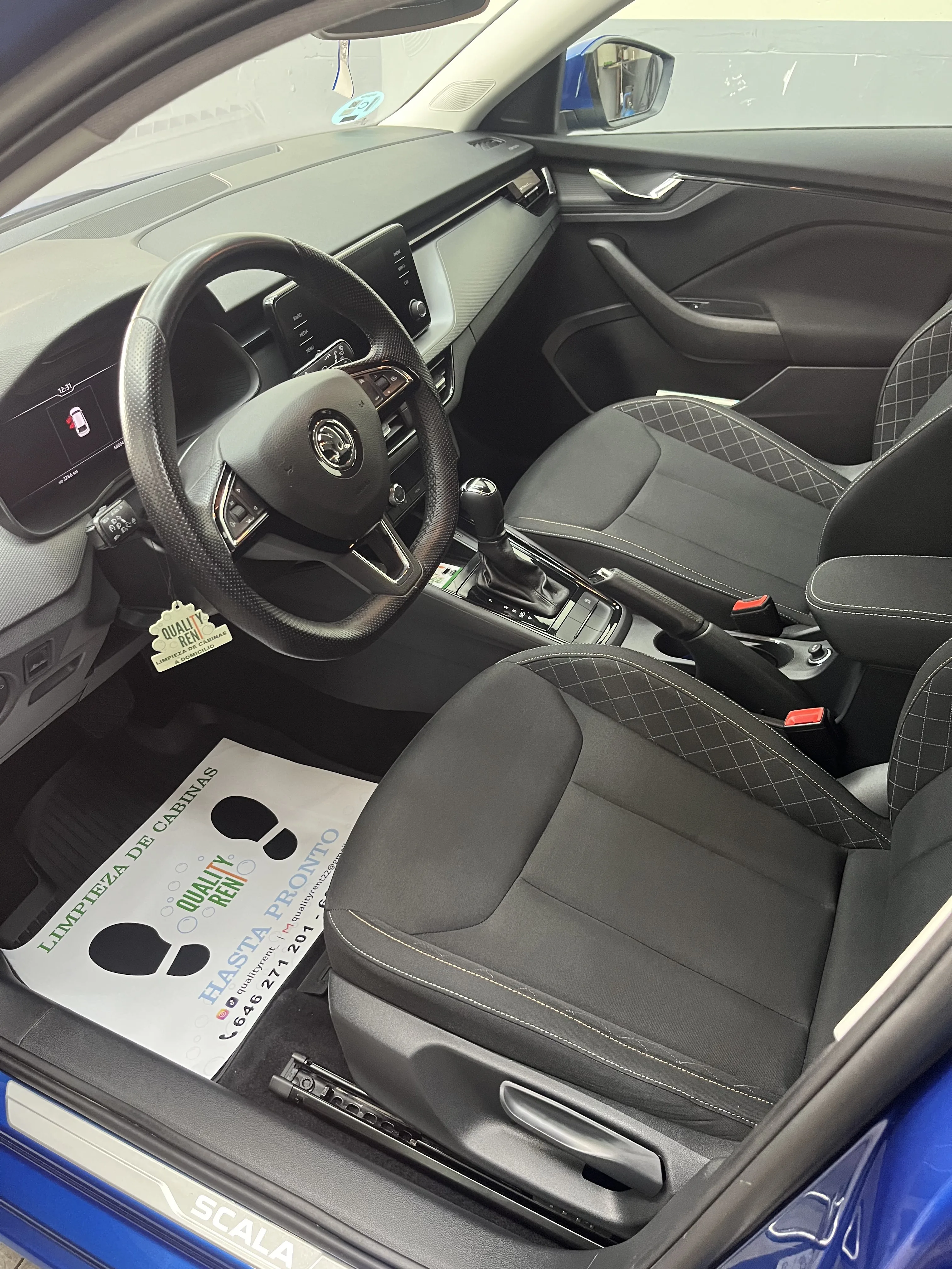 Interior Skoda Scala limpio con branding QualityRent