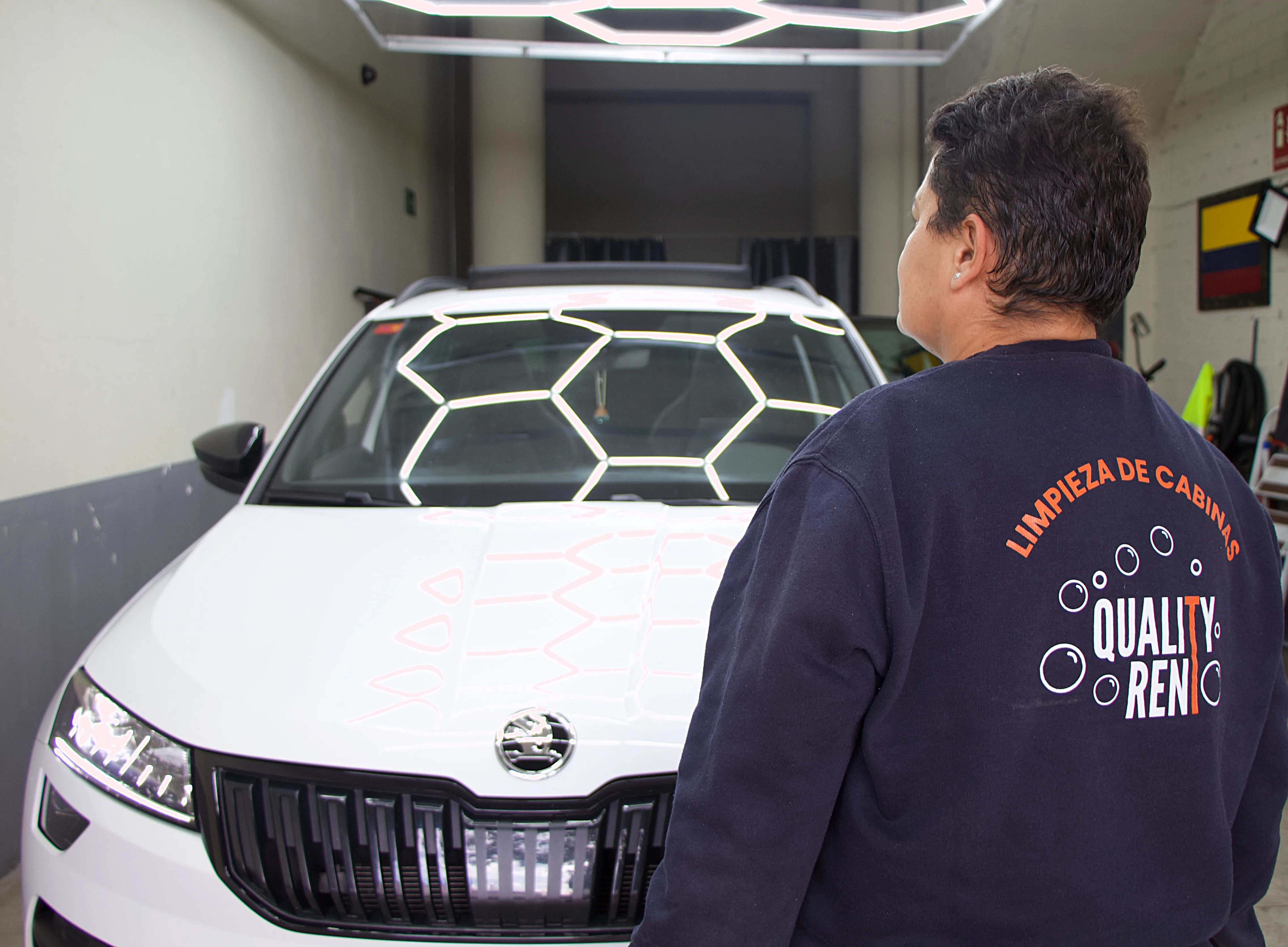 Espalda del uniforme de QualityRent — La Promesa