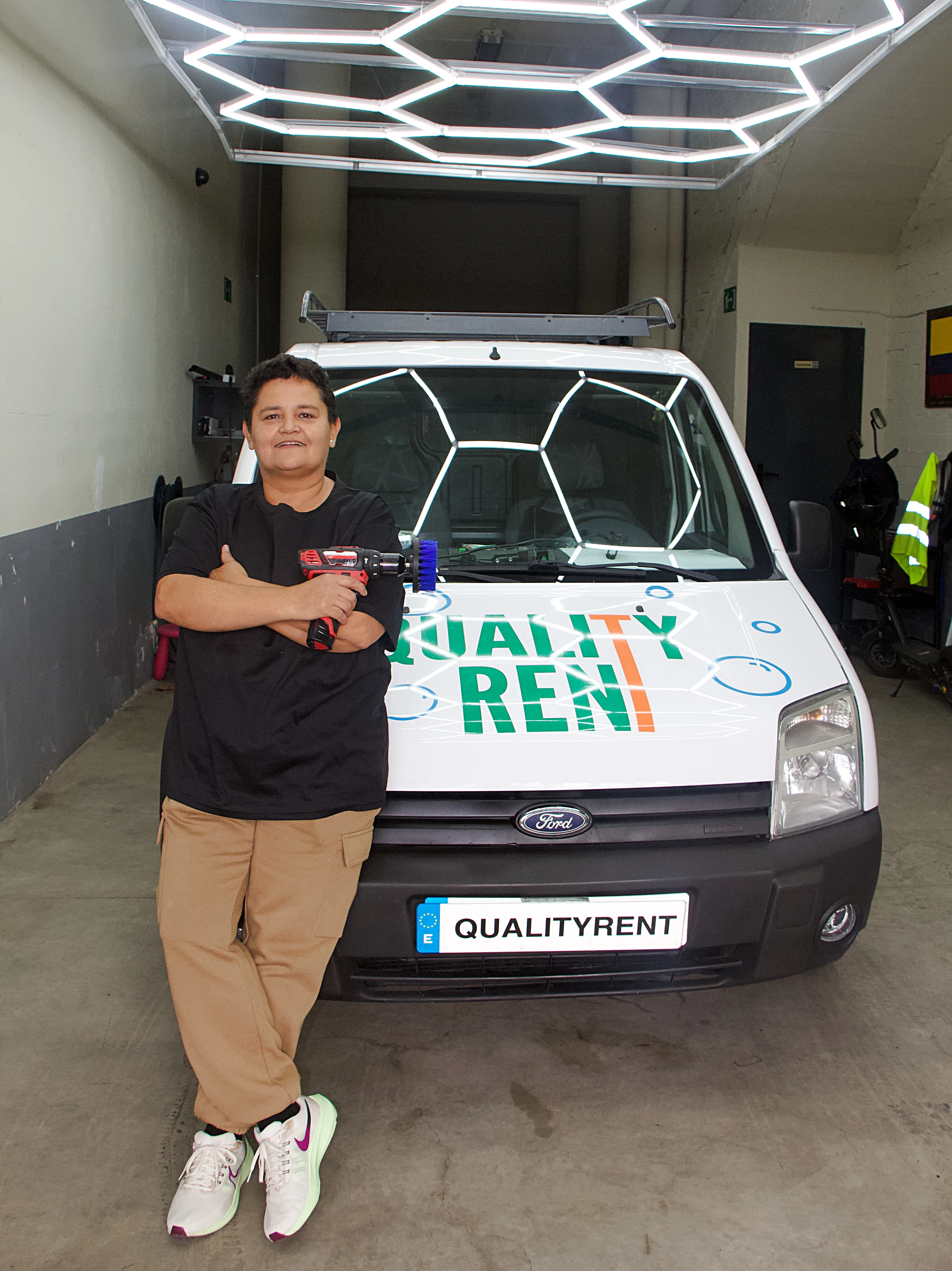 Gladys con la furgoneta QualityRent — La Visión