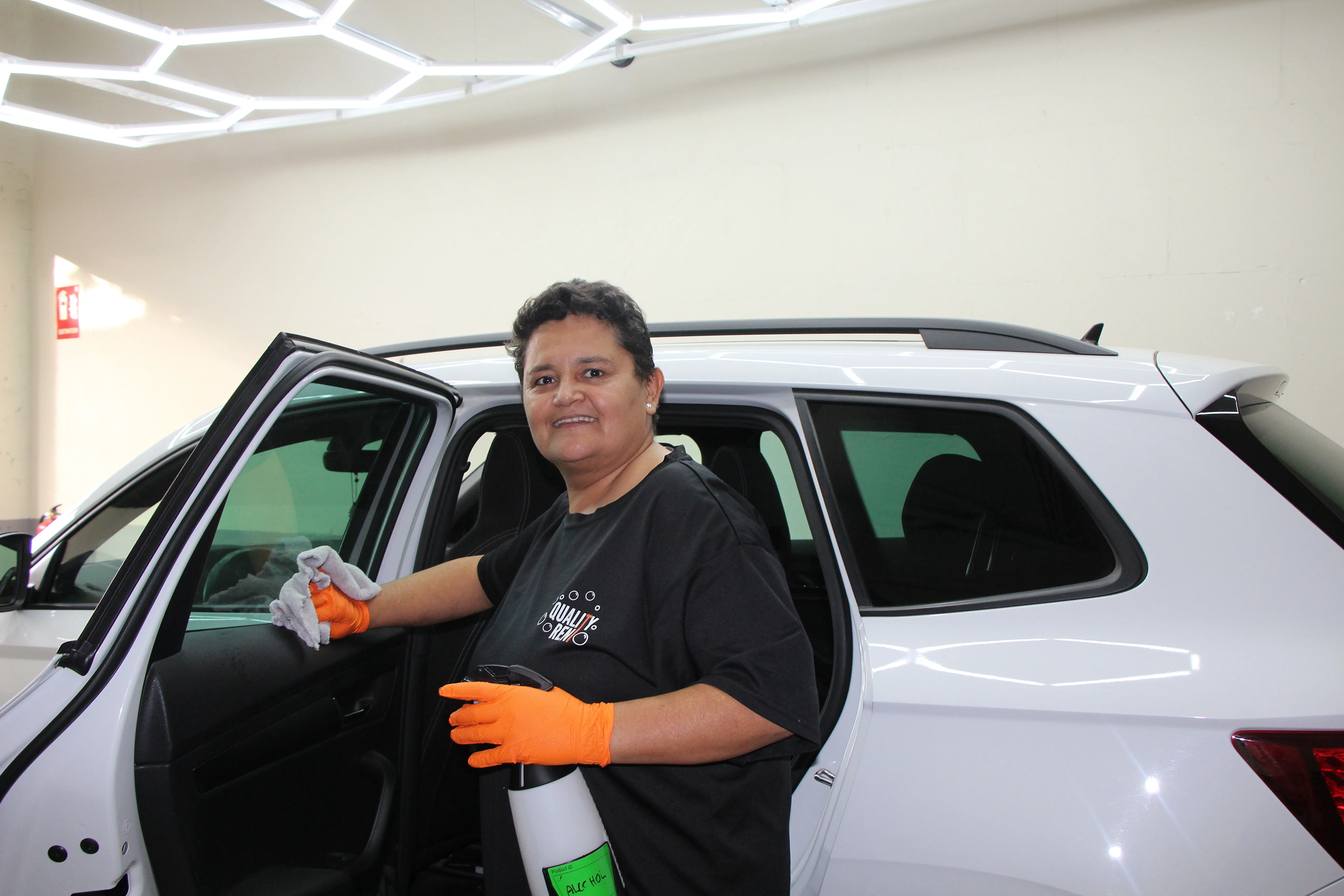 Gladys limpiando el interior de un SUV — La Autoridad
