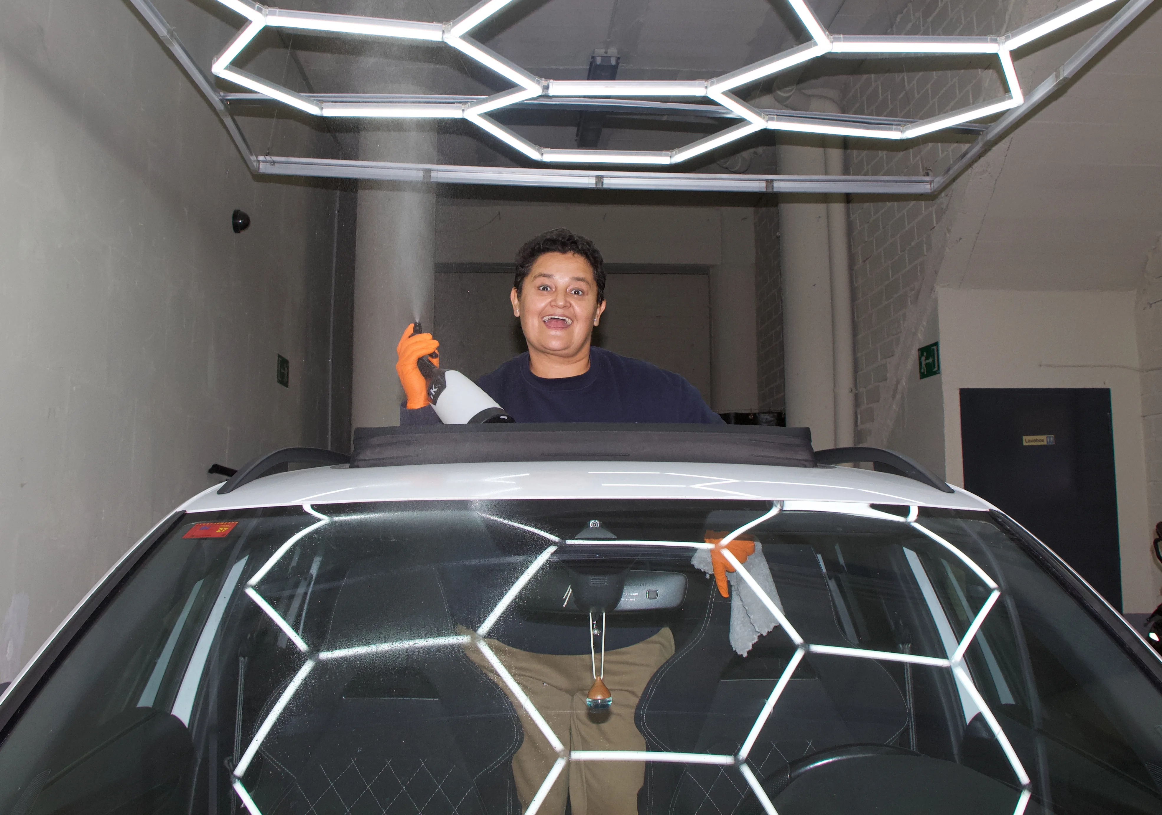 Gladys aplicando producto en el parabrisas — La Acción