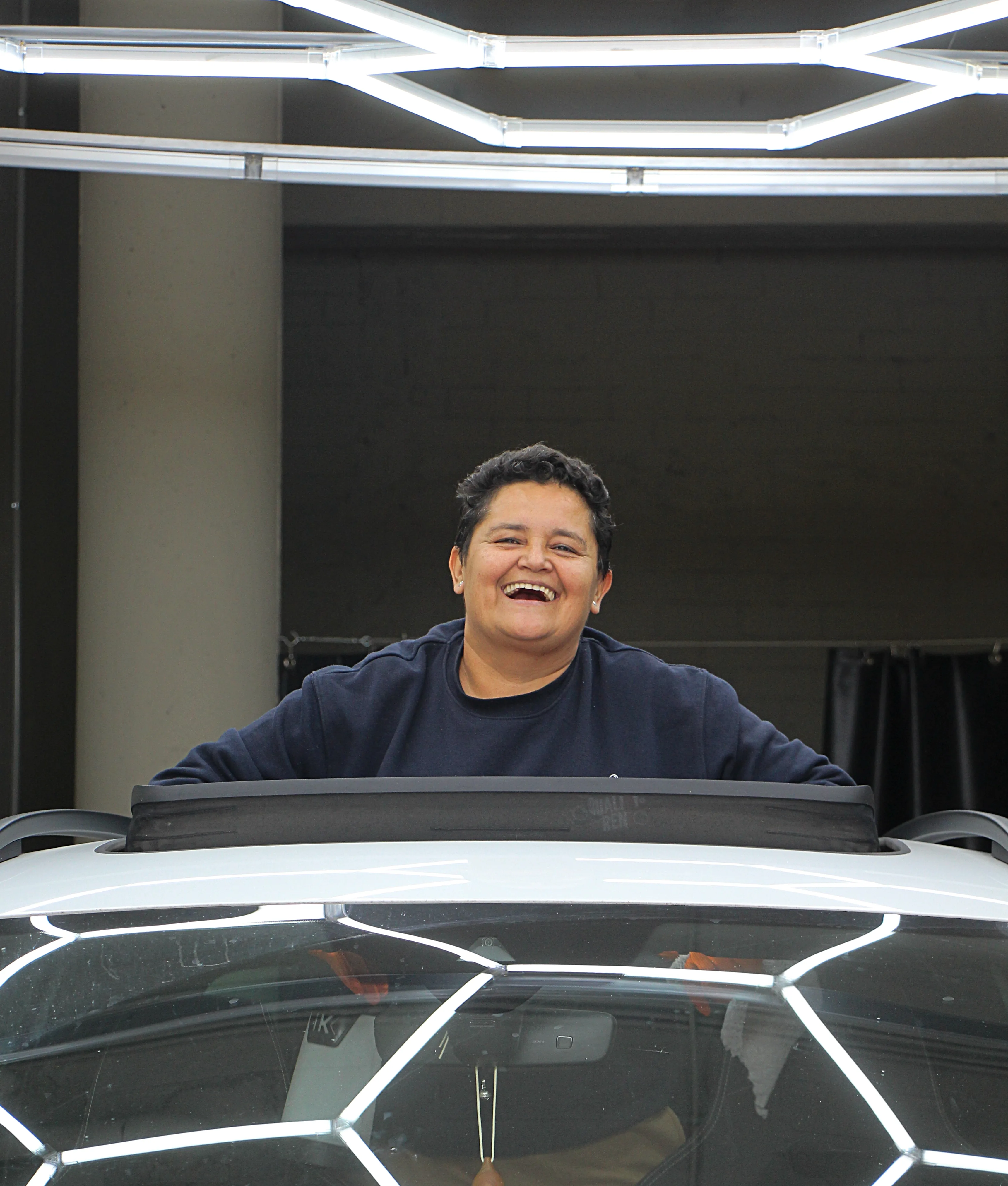 Gladys asomándose del techo de un SUV — La Pasión