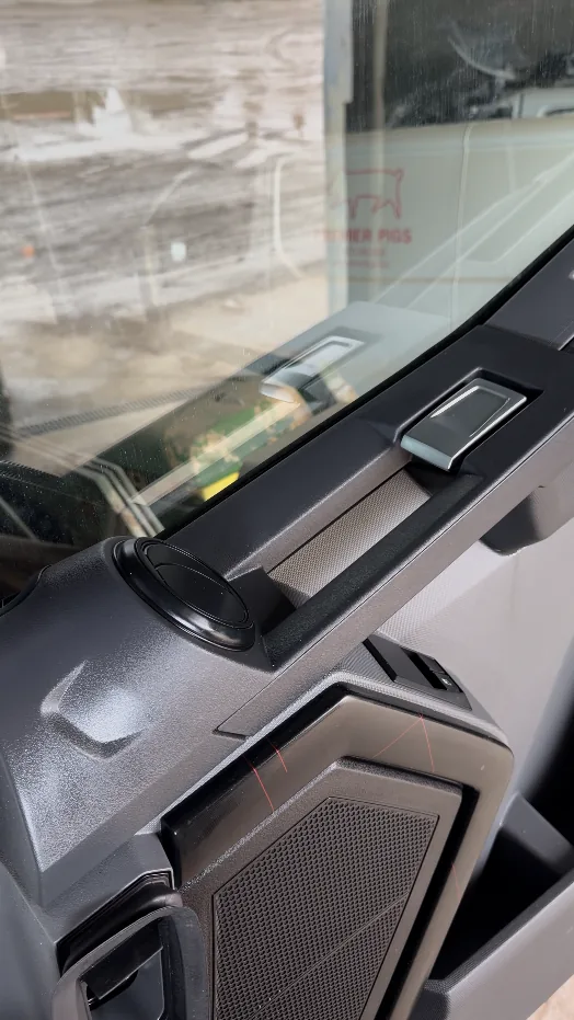 Salpicadero de cabina antes de la limpieza